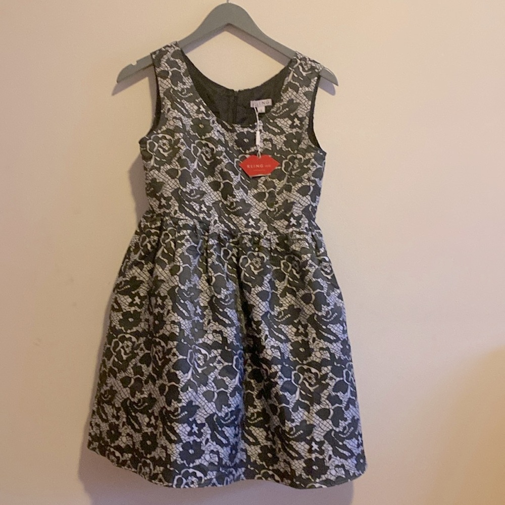 Nice and classy midi dress, with a crinoline under thé main dress, new with tag